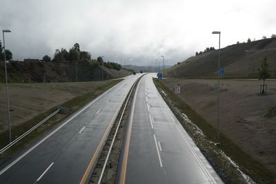 Etter mye rør om et rør som ligger for høyt under E18, skal trafikantene nå allikevel få tra den nye strekningen mellom Melleby og Momarken i bruk.  Foto: Jarle Skoglund