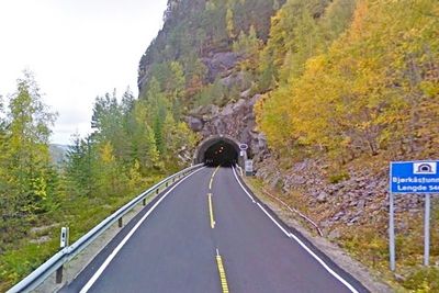 Dette er søndre innslag til den gamle Bjørkåstunnelen. Nå skal det sprenges en ny. Kruse Smith har gode muligheter til å få den jobben. (Foto: Google)