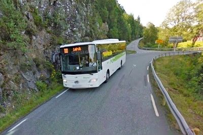 Bussen til Leirvik på Stord må presse seg inn mot fjellveggen for å slippe Google-bilen forbi. Det slipper den når den nye fylkesveg 542 blir ferdig sommeren 2017. (Foto: Google)