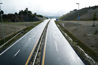 Den nye motorvegen går tvers gjennom Mona-ryggen, en av landets største grusressurser. &#10;Her er den nye vegen der den fortsetter fra dagens avkjøring til Momarken og Mysen.