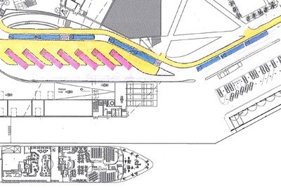 Tegningene viser bakkeplan i den nye terminalen. De røde bussene er rutebusser, de blå er turbusser for hurtigrutepassasjerer, og det gule arealet er perronger og fortau. (Ill.: Tromsø Havn KF)