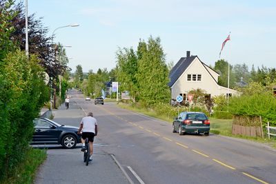 Fortauet på nordsiden av Nordbyveien er flittig brukt av myke trafikanter. Om vel to år får de også et tilbud på sørsiden. (Foto: Anders Haakonsen)
