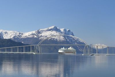 Regjeringens beslutning innebærer at ferjestrekningen Lote-Anda blir byttet ut med ei bru for kryssing av Nordfjorden.  Ill: Statens vegvesen