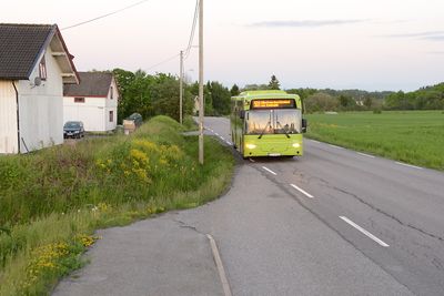 Bussen har egen lomme med fortau på holdeplassene langs fylkesveg 120, men å komme seg dit kan være en risikosport. (Foto: Anders Haakonsen)