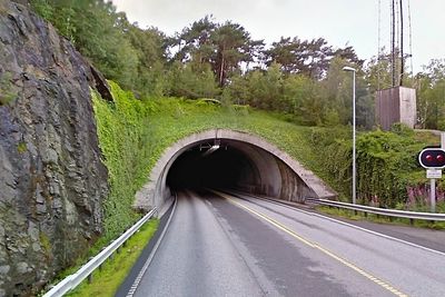 Fristen for levering av ventilatorer og armaturer til den 5 875 meter lange Byfjordtunnelen (bildet) og den den 4 424 meter lange Mastrafjordtunnelen er utsatt il 18. juni. (Foto: Google)
