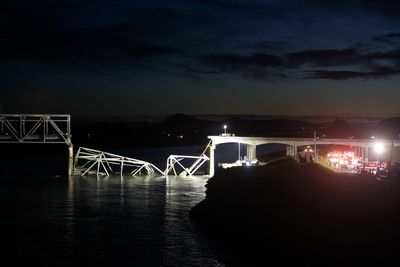 Biler og mennesker havnet i vannet i Mount Vernon, Washington, da Skagit River Brigde på Interstate 5 raste sammen i mai i fjor.  Foto: Scanpix/AP Photo/Joe Nicholson