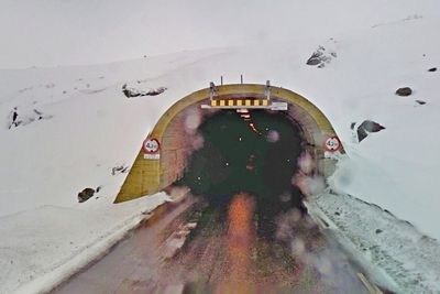Gjerden Fjellsikring har gode muligheter til å få jobben med å oppgradere Svandalsflonatunnelen. Bildet viser vestre innslag. (Foto: Google)
