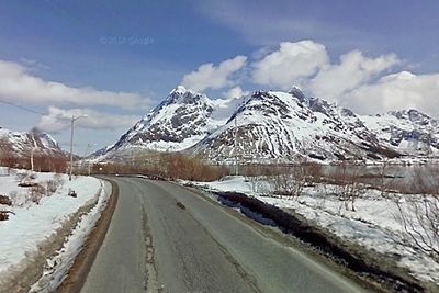 E10 langs Austnesfjorden i Lofoten er en av strekningene i nordre del av Nordland fylke som skal asfalteres i år. Veidekke ligger best an til å få kontrakten. (Foto: Google)