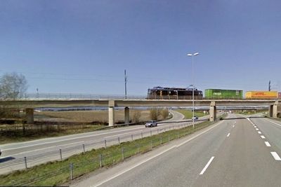 Brua som fører jernbanen over E6 sør for Jessheim ligger like ved Langeland, som er nordre endepunkt for strekningen som skal få nye rør. (Foto: Google)