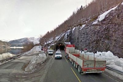 Bildet viser nordre ende av Måndalstunnelen. Vegen til venstre blir brukt som omkjøringsveg mens oppgraderingen av tunnelen pågår. (Foto: Google)