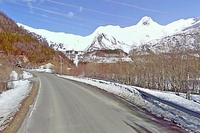 Fylkesveg 17 gjennom Meløy inngår i området Sør-Salten. Bildet er tatt innerst i Nordfjorden med litt av Svartisen i bakgrunnen. (Foto: Google)