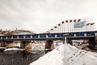 Det snødekte stillaset haren helling på 30 grader, og deltakerne vil sveve mer enn 15 meter før landing i retning sentrum av byen. Foto: Johan Peter Krauge