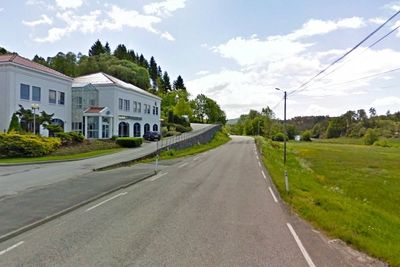 Her i Uggdal, kommunesentret i Tysnes, slutter fortauet langs fylkesveg 49. Herfra skal det forlenges med 1,1 km sørover og kjørebanen skal utbedres. (Foto: Google)