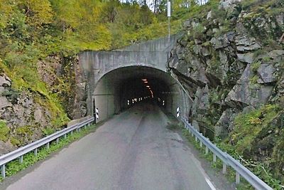 Dette er nordre påhugg til Ljønibb-/Hamregjøltunnelen, som skal få avløsning. Nordre påhugg til Ljøtunnelen ligger like til venstre for bildet. 25. februar er anbudsfristen for dem som vil drive tunnelen. (Foto: Google)