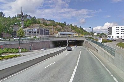 Det er jevn kamp mellom Mesta og Veidekke om driftskontrakten for Kristiansand, her representert med E18 som går i tunnel utenom sentrumsgatene. (Foto: Google)