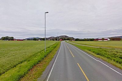 Kampen om driftskontrakten på vegene i det paddeflate landskapet i Ørland kommune er helt jevn. Bildet viser fylkesveg 710. (Foto: Google)