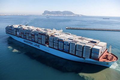 Maersk Mc-Kinney Moller la ut fra Algeciras i Spania 26. januar 2015 med 18.168 containere om bord. Det er verdens første med over 18.000 TEU i lasten. Kursen er satt mot Malaysia. 