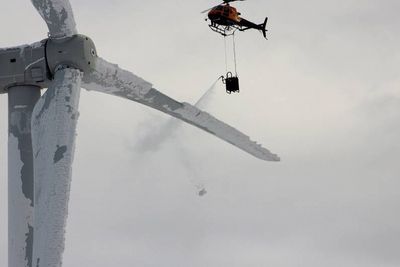 Det svenske helikopterselskapet går praktisk til verks for å av-ise vindmøller uten av-isingsutstyr. 