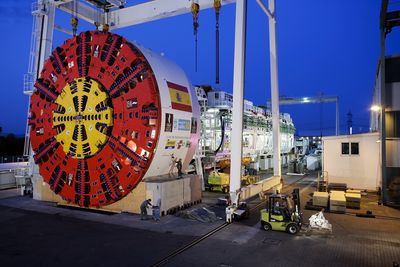 Dimensjoner: Bildet viser tunnelboremaskinen fra Herrenknecht som ble brukt til motorveitunnelen M30 under Madrid. Kutterhodet her har en diameter på 15,2 meter, drøyt fem meter mer enn maskinene som skal bore fra Åsland. Foto: Acciona-Ghella