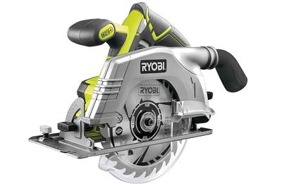 Billigst: Sagen til Ryobi; Ryobi R18CS-0, er billigst. Men når du regner inn batteri og lader er den dyrest. Til gjengjeld er den kraftigere og sager dypere enn konkurrenten fra Bosch. 