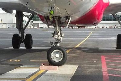 Dette AirAsia-flyet skal ha sklidd av klossen som holder fremhjulet på plass. Selskapet skylder hendelsen på synkende dekke.