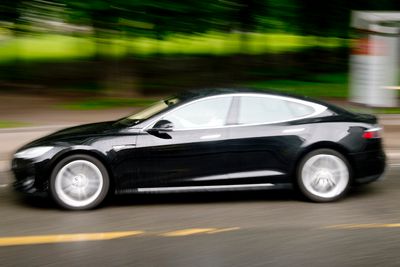 Ett år gamle Tesla Model S selges nå til nybilpriser i Danmark, i forkant av at det sannsynligvis blir innføring av registreringsavgift på nyåret. 