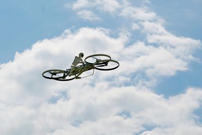 Denne dronen er en forminsket versjon av den kommende Hoverbike og er til salgs under navnet Drone 3. 
