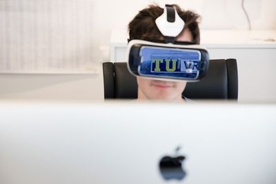 Har du en VR-brille, som Google Cardboard, Samsung Gear VR (bildet) eller Oculus Rift, kan du fra denne uken se VR-innhold fra TU i 360 grader. 