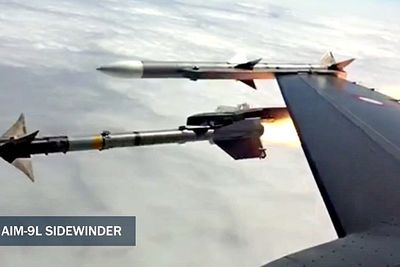 AIM-9L Sidewinder skytes fra dansk F-16. AIM-120 Amraam ytterst på vingen. 
