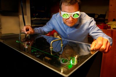 Professor Helge Weman er teknisk leder i CrayoNano. Han vil utkonkurrere kvikksølvlamper i vannrensing.