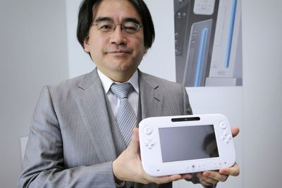 Satoru Iwata og Wii U-kontrolleren.