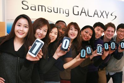 Samsung feirer en ny milepæl for salget av selskapet Galaxy S-serie med smartmobiler.