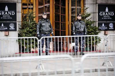 Nødnettet svikter innendørs i sentrale bygg, som her på Grand Hotel i Oslo, der bevæpnet politi passet på i forbindelse med president Barack Obamas besøk da han ble tildelt fredsprisen for 2009.