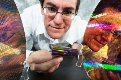 Mesteroppfinner Stephen Bedell i IBM viser nye typer bøyelige og allsidige halvledermaterialer dekket av US Patent 8,247,261. Materialene vil kunne anvendes innen biomedisin, belysning og kroppsnært IT-utstyr («wearable computing»).