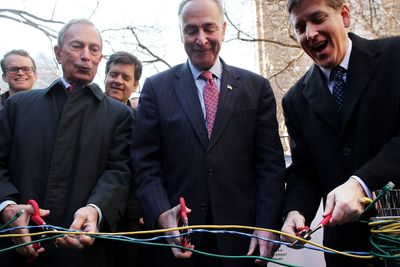 SNIPP SNIPP: Borgermester Michael Bloomberg (fra v.) klipper ethernet-kabler for å symbolisere åpningen av gratis WiFi på nedre Manhattan. Med seg har han delstat-senator Charles Schumer og Googles IT-sjef Ben Fried som for anledningen har det bredeste gliset.