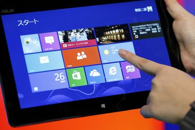 Hull i Windows-kjernen gjør det mulig å installere desktop-programvare under Windows RT. Her er Microsofts nye operativsystem representert ved et nettbrett fra Asus.