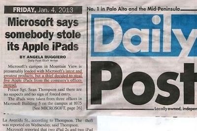 En faksimile av avisoppslaget i Palo Alto Daily Post.