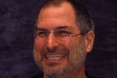 Steve Jobs fra en pressekonferanse i 2001. Apples toppsjef og medgründer døde etter langs tids sykdom i oktober 2011.