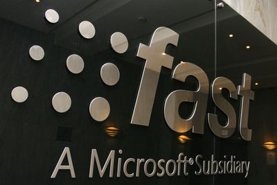 Tidligere toppsjef i IT-selskapet Fast, som i 2008 ble solgt til Microsoft, er tiltalt for brudd på regnskapsloven og for markedsmanipulasjon. 