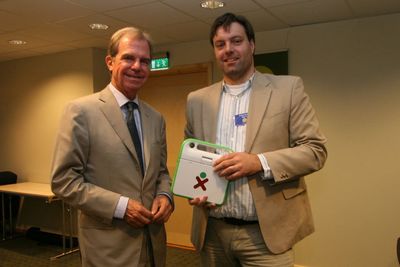 Undertegnede hadde med egen OLPC-maskin til intervjuet med Nicholas Negroponte, og fikk derfor mulighet til å diskutere prosjektet og maskinen litt mer i detalj.