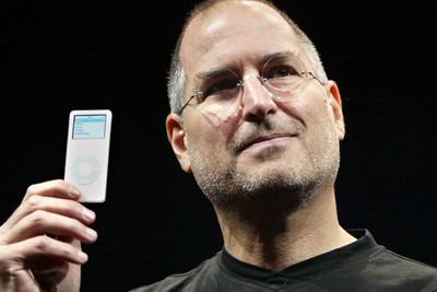 Vil Apple fortsette suksessen i 2012? Det spørsmålet stiller nå analytikere seg etter at Steve Jobs gikk bort oktober 2011. På bildet viser Jobs frem iPod Nano på en presentasjon i 2005. 