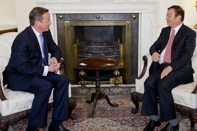Huawei-sjef Ren Zhengfei lovet milliardinvesteringer i Storbritannia da han møtte den britiske statsministeren David Cameron i september i år. I den britiske byen Banbury har Huawei siden 2010 samarbeidet med britiske sikkerhetstjeneste om å drive en «Cyber Security Evaluation Centre».