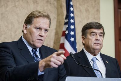 Forfatterne av kongressrapporten som anbefaler boikott av Huawei og ZTE, republikaneren Mike Rogers og demokraten Dutch Ruppersberger, har begge gått ut i mediene for å be Canada avvise Huawei.