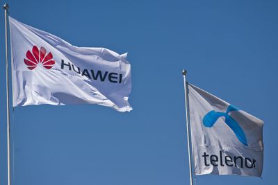 Huawei og Telenor flagger side om side på IT-Fornebu, der Huawei leier lokaler hos Telenor.