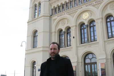 Wikipedia-gründer Jimmy Wales tar opp kampen med Google, Yahoo og Microsoft. Her fra hans besøk i Oslo tidligere i sommer.