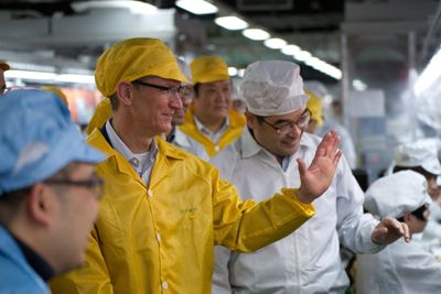 Tim Cook besøker en av de kinesiske fabrikkene som monterer Apples produkter. Her kommer de ansatte til å ha mindre med Samsung-produserte komponenter fremover, skal vi tro Reuters. 