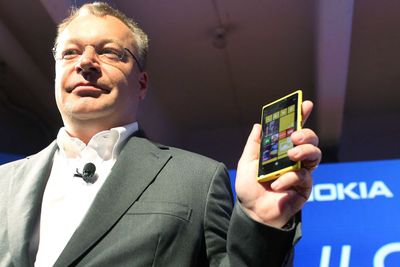 Stephen Elop, Nokias konsernsjef, viser stolt frem selskapets nye flaggskip. Nokia har satset tungt på kameraet i telefonen og håper det vil fenge kundene. 