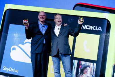 Microsoft-sjef Steve Ballmer og Nokia-topp Steven Elop viste frem Nokias nye flaggskip på et arrangement i New York onsdag. Men markedet lot seg ikke overbevise.