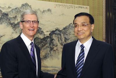 Apples toppsjef Tim Cook knuste forventningene til analytikerne som følge av meget godt salg i Kina. Her møter Cook den kinesiske visestatsministeren Li Keqiang under et besøk tidligere denne måneden.