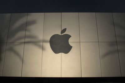 Vil Apple lide samme skjebne som Cisco og Intel? Deres markedsverdi kom seg ikke tilbake etter å ha steget voldsomt på kort tid. I kveld presenterer Apple resultater for siste kvartal.